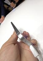 Ein schlankes, silbernes Smartphone, vermutlich ein Samsung Galaxy, wird von einer Hand gehalten.