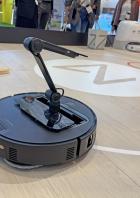 Der Roborock Saros Z70 Saugroboter mit Reinigungsstation auf einem Stand.