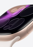 Nahaufnahme einer goldenen Apple Watch mit weißem Armband und lila Zifferblatt.