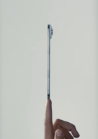 Ein schlankes Smartphone balanciert auf der Spitze eines Fingers.