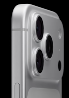 Detailansicht der Kameraecke eines silbernen iPhone 17 Pro.