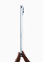 Ein schlankes, silbernes Smartphone wird von einer Hand gehalten.