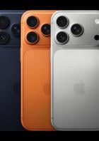 Drei iPhone 17 Pro Modelle in Blau, Orange und Silber stehen nebeneinander.