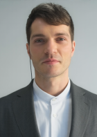 Ein Mann mit Anzug und Knopf-Halsband trägt ein KI-gestütztes Gerät.