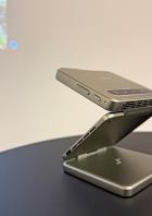 Ein tragbarer Aurzen ZIP-Projektor steht auf einem Tisch und projiziert ein Bild an die Wand.