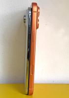 Zwei iPhones stehen nebeneinander auf einer gelben Oberfläche.