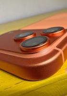 Ein rosafarbenes iPhone 17 Pro Max liegt auf einer gelben Oberfläche.