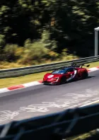 Ein roter Yangwang U9 Xtreme fährt auf einer Rennstrecke.