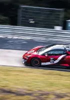 Ein rot-schwarzer Yangwang U9 Xtreme auf einer Rennstrecke.