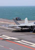 Ein J-35 Flugzeug an Bord des Flugzeugträgers Fujian.