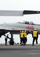 Ein J-15T-Kampfflugzeug auf dem Flugzeugträger Fujian.