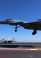 Eine J-15T landet auf dem Flugzeugträger Fujian.
