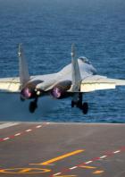 Eine J-15T startet von dem Flugzeugträger Fujian.