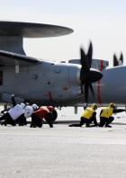 Ein KJ-600 Flugzeug auf dem Flugzeugträger Fujian.