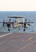 Ein KJ-600 Flugzeug landet auf der Fujian.