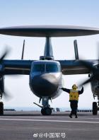 Ein KJ-600 Flugzeug auf dem Flugzeugträger Fujian.