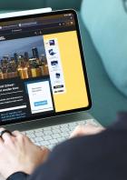 Person arbeitet an einem iPad Pro auf einer Couch