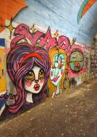 Tunnel in der Nacht mit Graffiti