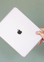 iPad Air 13 vor Wand