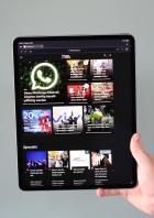 iPad Air 13 vor Wand