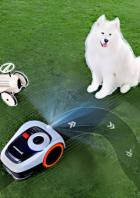 Ein Rasenmähroboter navigiert um ein Spielzeugauto, einen Hund und einen Fußball auf einer grünen Rasenfläche.