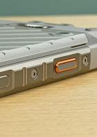 Das RugOne Xever 7 Pro liegt auf einem Tisch.