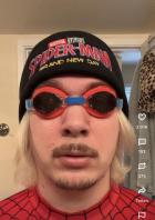 Vidoe in der Divne-App von JimmyHere, Spiderman-Mütze und rote Taucherbrille tragend.