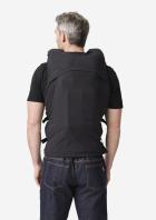 Ein Mann trägt die schwarze, ärmellose Airbag-Weste von Decathlon und In&motion mit sichtbarer Elektronik am Rücken.