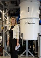 Redakteurin Jana Unterrainer mit Quantencomputer im Quantum Lab. 