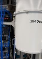 Blaue Kabel kommen oben aus dem Kältetank und sind an die Qubits angeschlossen. 