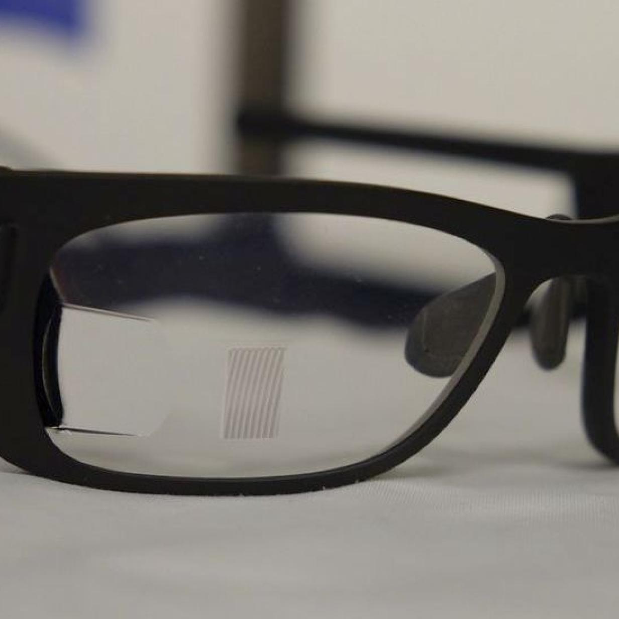 Carl Zeiss zeigt Bildprojektion auf gewölbtem Brillenglas Carl Zeiss zeigt Bildprojektion auf gewölbtem Brillenglas