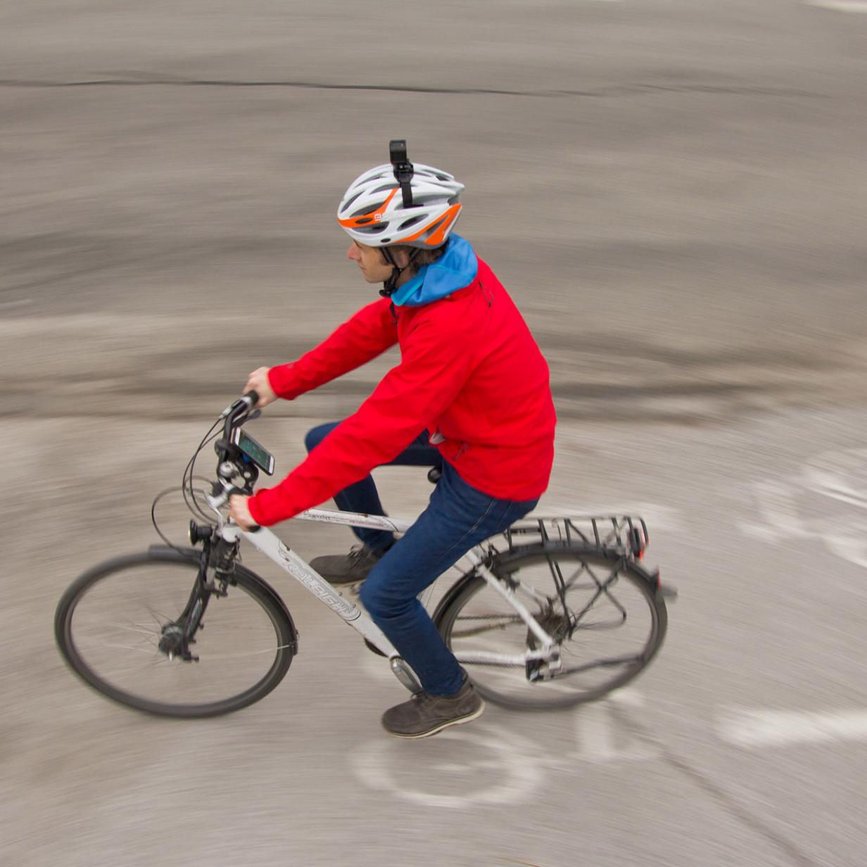 Mit Handy und Helmkamera Radwege sicherer machen | futurezone.at Probleme, die man als Fahrradfahrer*in in Salzburg kennt