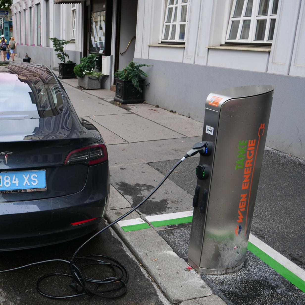 Halbzeit beim Ausbau von E-Auto-Ladestellen in Wien