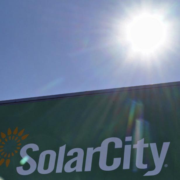 Das Logo von SolarCity unter strahlendem Sonnenschein.