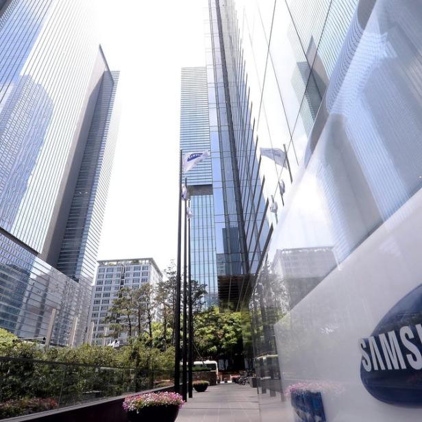 Das Samsung-Logo vor einem modernen Bürogebäude in Seoul.