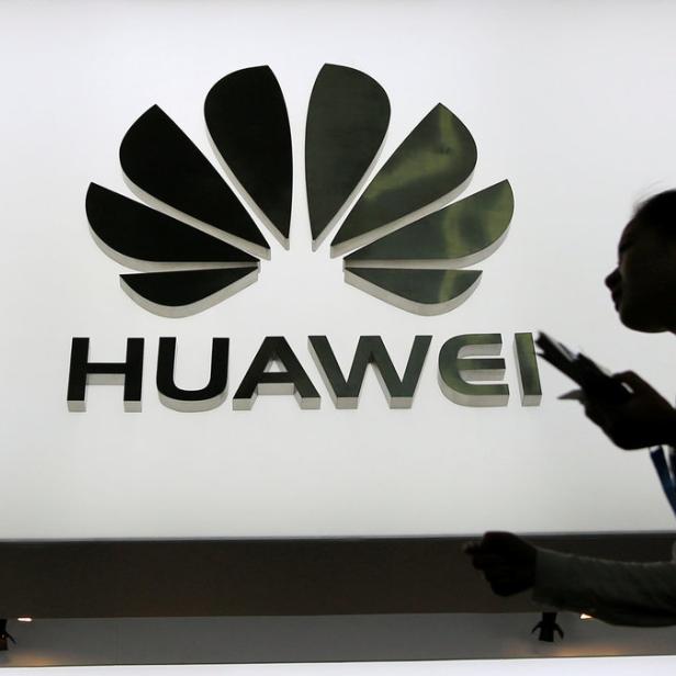Eine Frau im Profil vor dem Huawei-Logo.