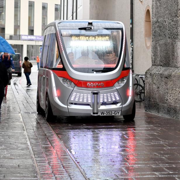 ABD0057_20161019 - SALZBURG - ÖSTERREICH: Präsentation des ersten, selbstfahrenden Busses in Österreich am Mittwoch, 19. Oktober 2016, in Salzburg. - FOTO: APA/BARBARA GINDL