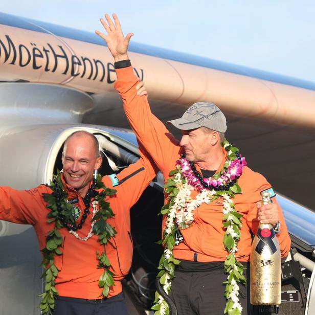 Andre Borschberg (rechts) und sein Partner Bertrand Piccard feiern in Honolulu.