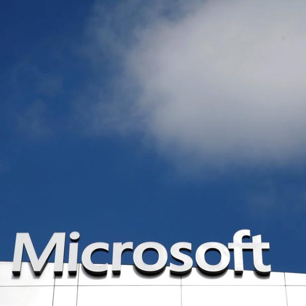 Das Microsoft-Logo vor einem blauen Himmel mit Wolken.