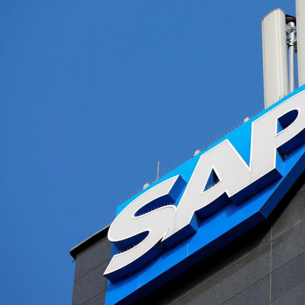 Das SAP-Logo an der Fassade eines Gebäudes unter blauem Himmel.
