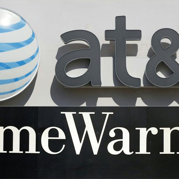 Die Logos von AT&T und Time Warner sind an einer Wand angebracht.