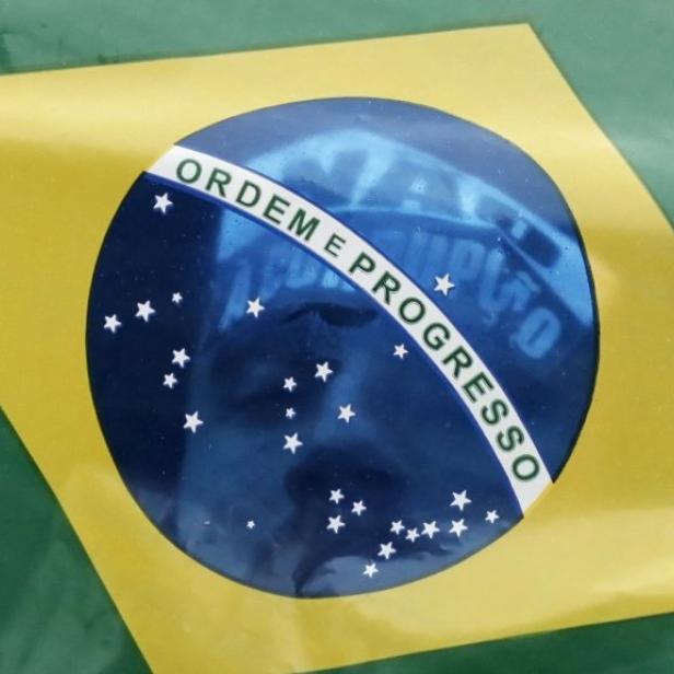 Nahaufnahme der brasilianischen Flagge mit dem Motto „Ordem e Progresso“.