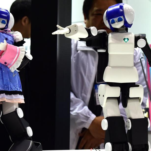 Die &quot;Premaid AI&quot; tanzt anlässlich der Eröffnung der Robotermesse - die Bewegungsdaten können per Smartphone übertragen werden