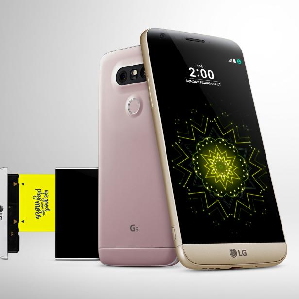 Das LG G5 Smartphone in Gold und Rosa mit austauschbarem Akku wird gezeigt.