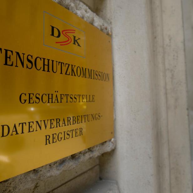 Ein Messingschild an der Geschäftsstelle der Datenschutzkommission (DSK) in der Wiener Innenstadt, bevor diese mit 1.1.2014 in die Datenschutzbehörde umgewandelt wurde. Ein Budget für das Jahr 2014 steht noch aus.