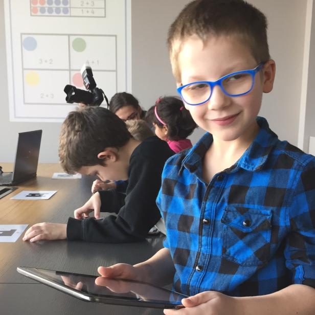 Der Schüler der ersten Schulstufe der Oskar-Spiel-Volksschule zeigte beim Tag zur digitalen Bildung bei Samsung, wie Unterricht mit Tablets funktionieren kann.