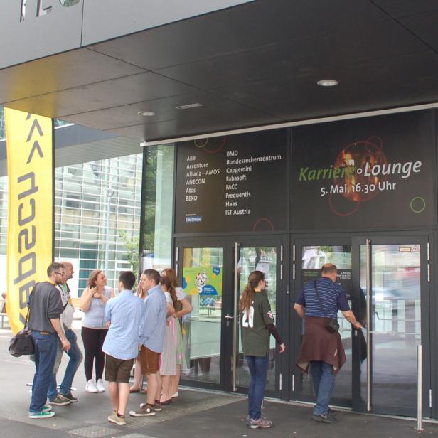Eine Gruppe von Menschen steht vor dem Eingang zur „Karriere Lounge“ am 5. Mai.