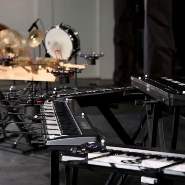Eine Anordnung von Keyboards und einem Schlagzeug, das von Drohnen gespielt wird.