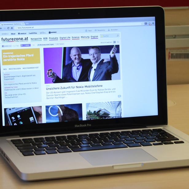 Ein MacBook Pro zeigt die Webseite futurezone.at.