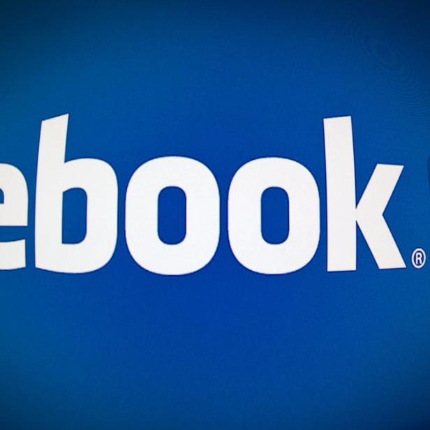 Das Facebook-Logo mit dem „Gefällt mir“-Symbol auf blauem Hintergrund.